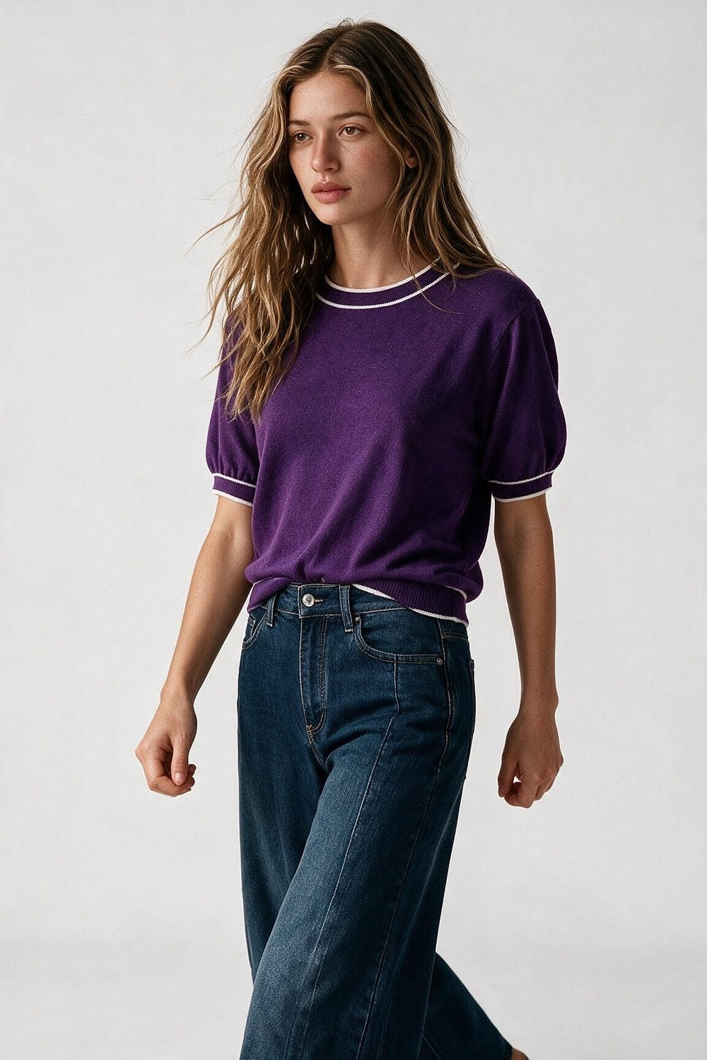 Camisola de manga curta roxa com pormenor de linha branca