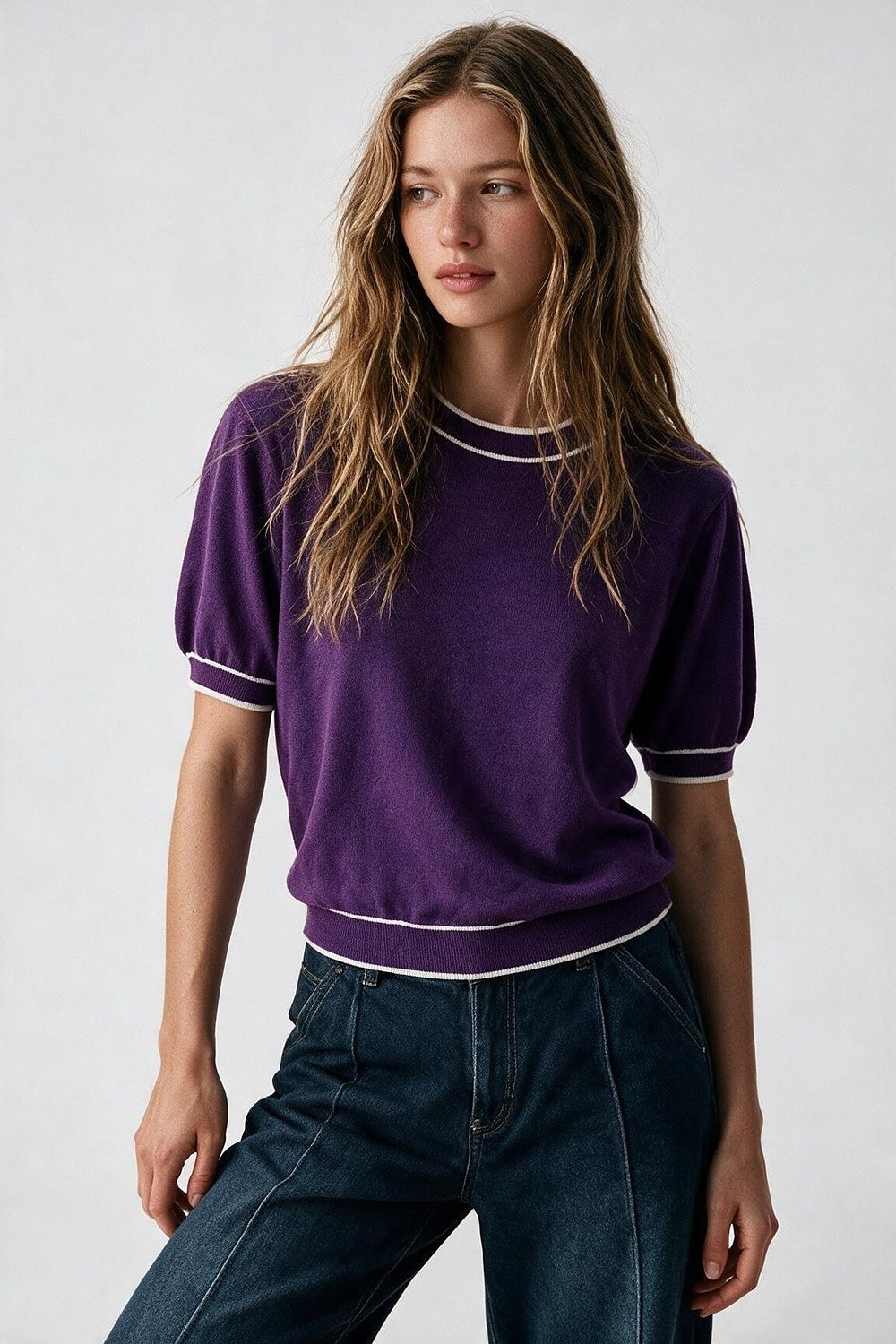 Camisola de manga curta roxa com pormenor de linha branca