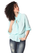 Blusa com gola de babados e laço turquesa fina