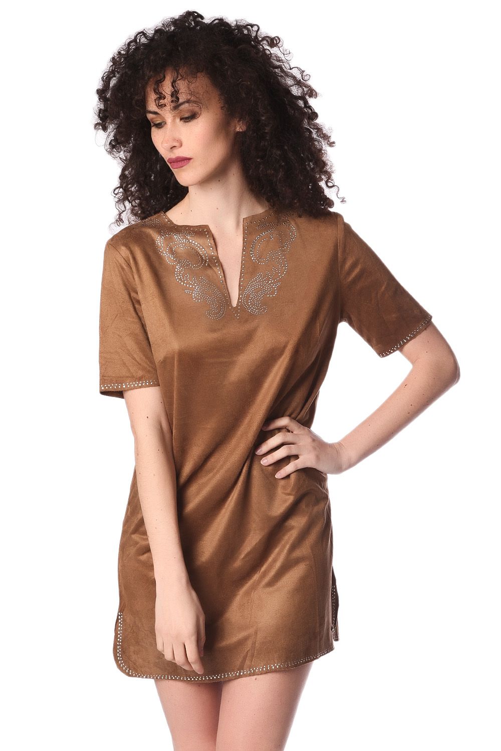 Vestido de camurça bege com 3/4 mangas e detalhes decorativos