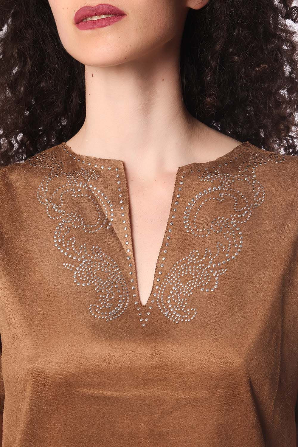 Vestido de camurça bege com 3/4 mangas e detalhes decorativos