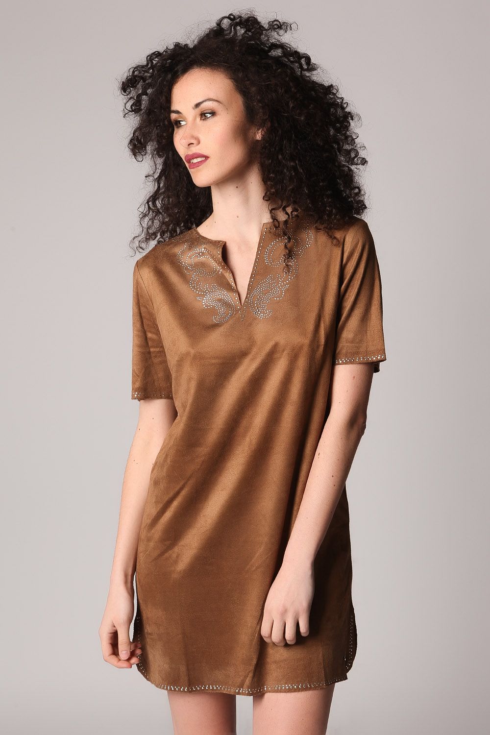 Vestido de camurça bege com 3/4 mangas e detalhes decorativos