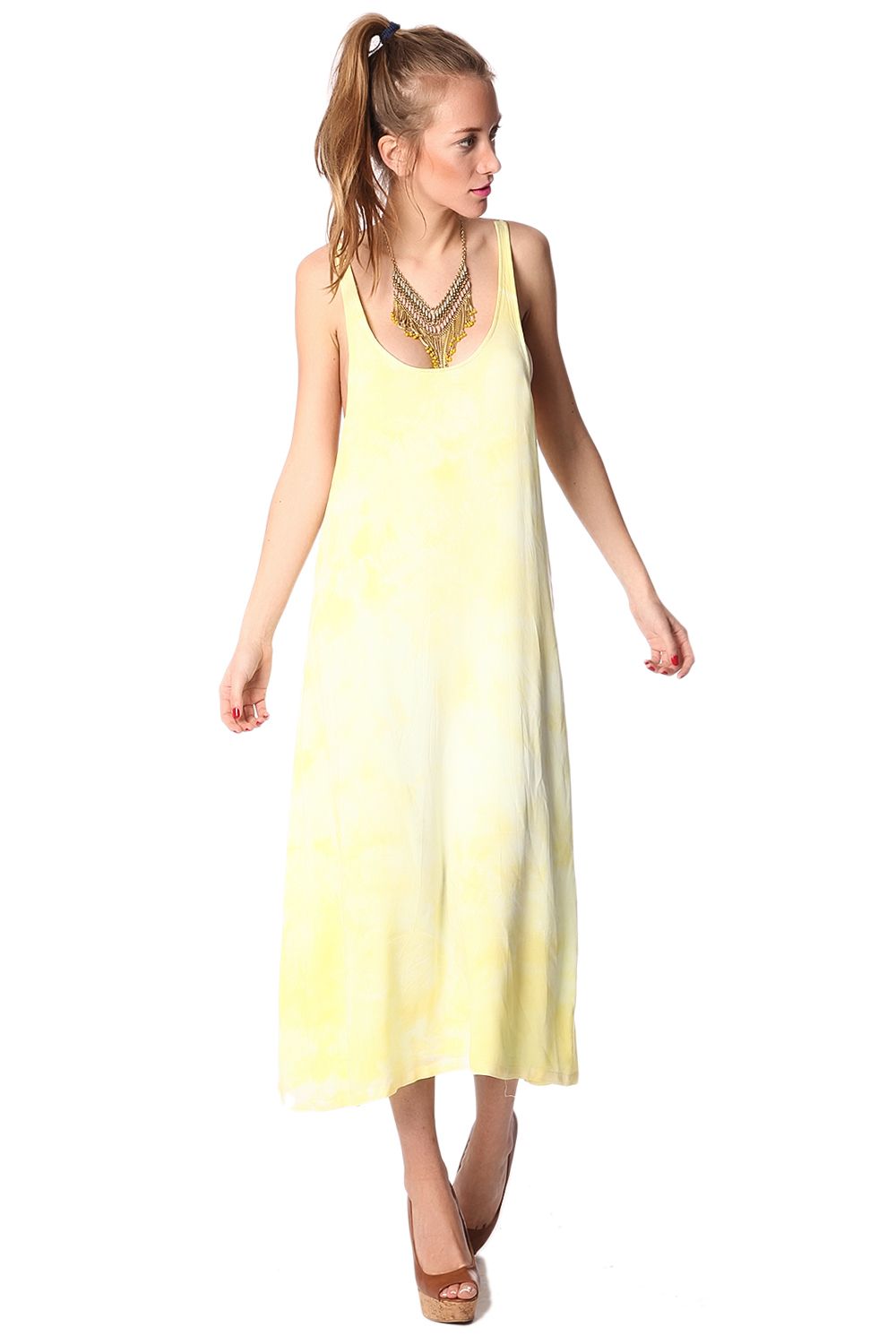Vestido amarelo com tiras finas e parte inferior das costas