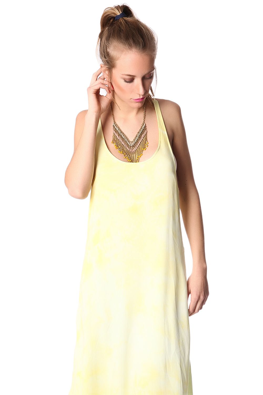Vestido amarelo com tiras finas e parte inferior das costas