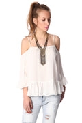 Top branco com ombros nus e aparado com babados