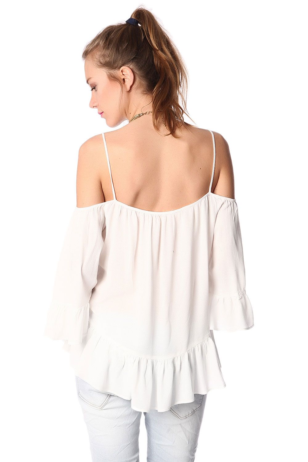 Top branco com ombros nus e aparado com babados