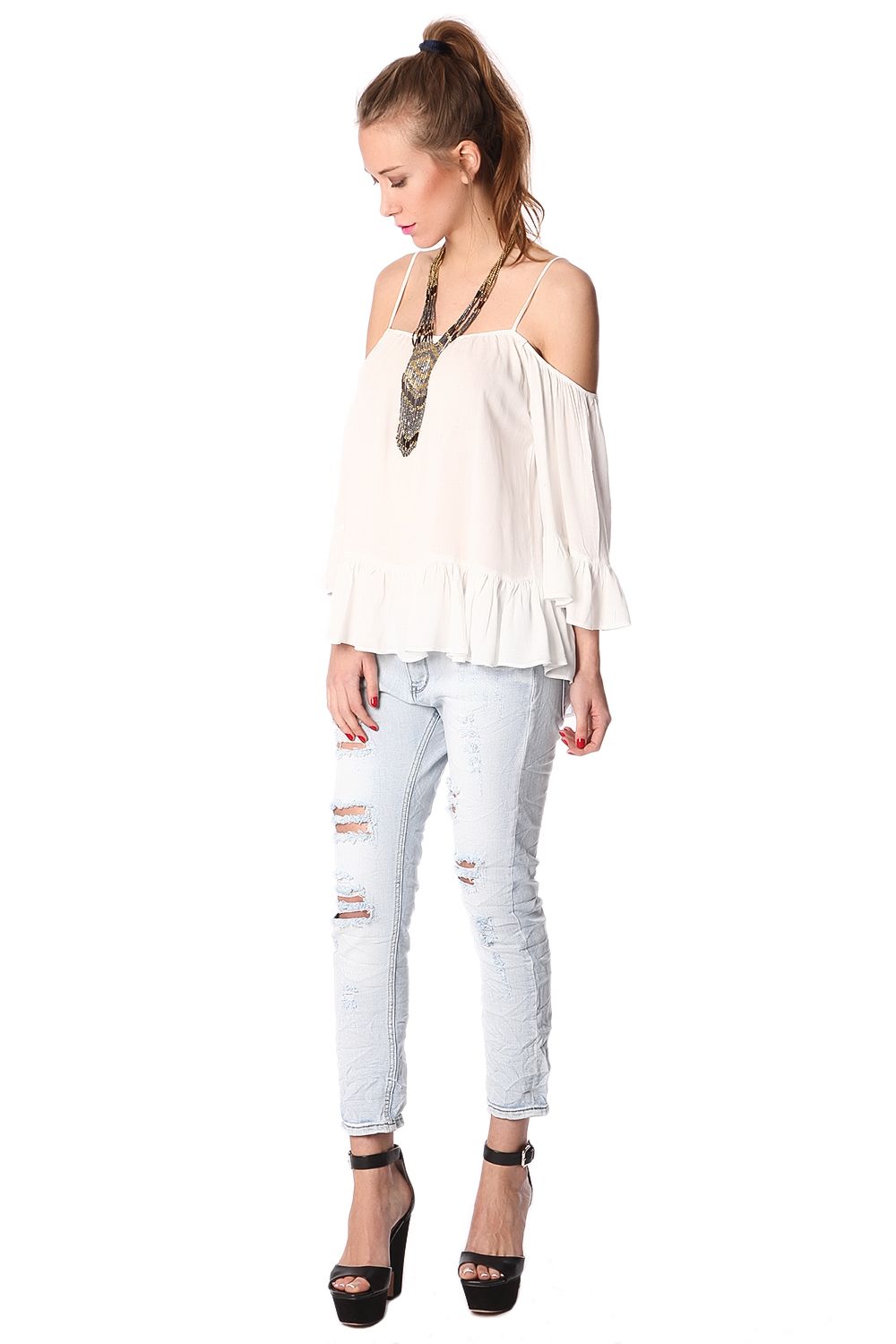 Top branco com ombros nus e aparado com babados