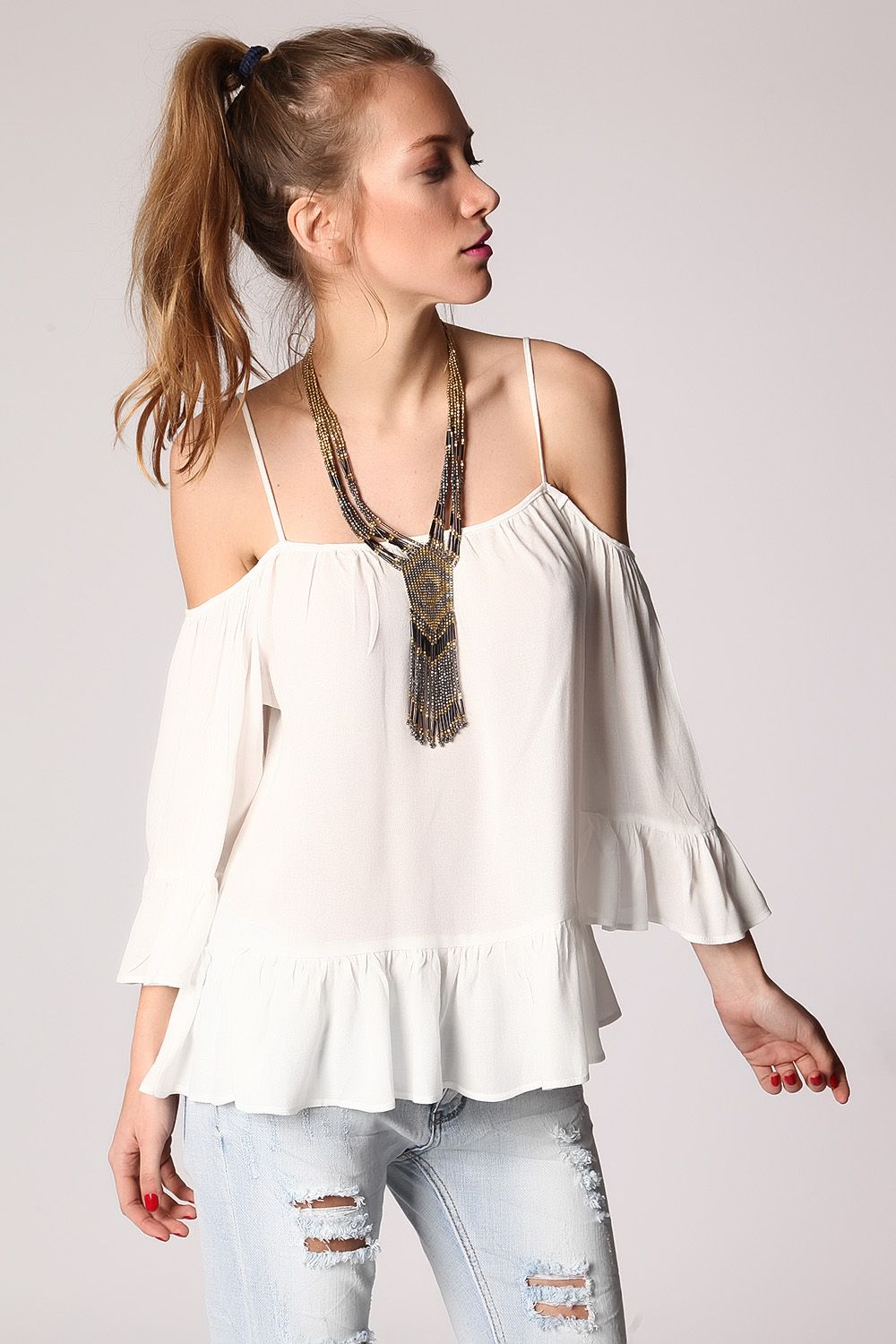 Top branco com ombros nus e aparado com babados