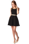 Vestido skater en tejido texturizado negro con detalle de cinturon