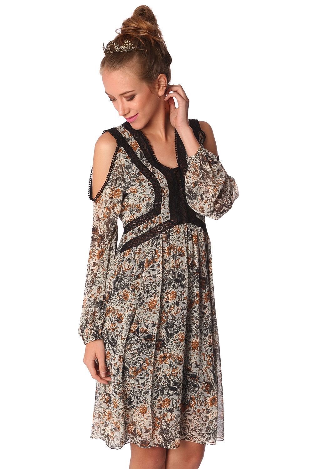 Vestido estampado floral azul e aplicações de crochê