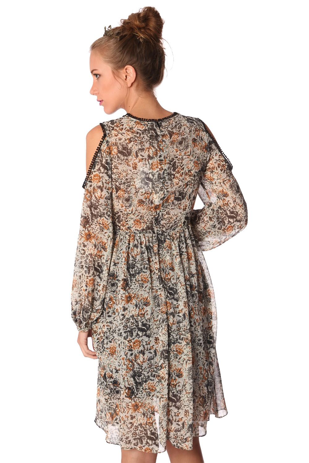 Vestido estampado floral azul e aplicações de crochê