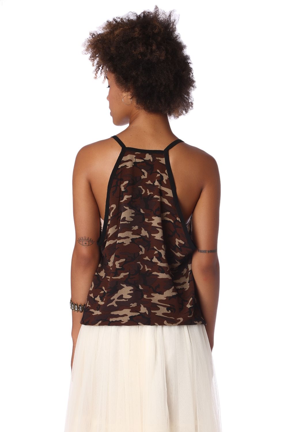 top com baixo assimétrico e padrão camuflar