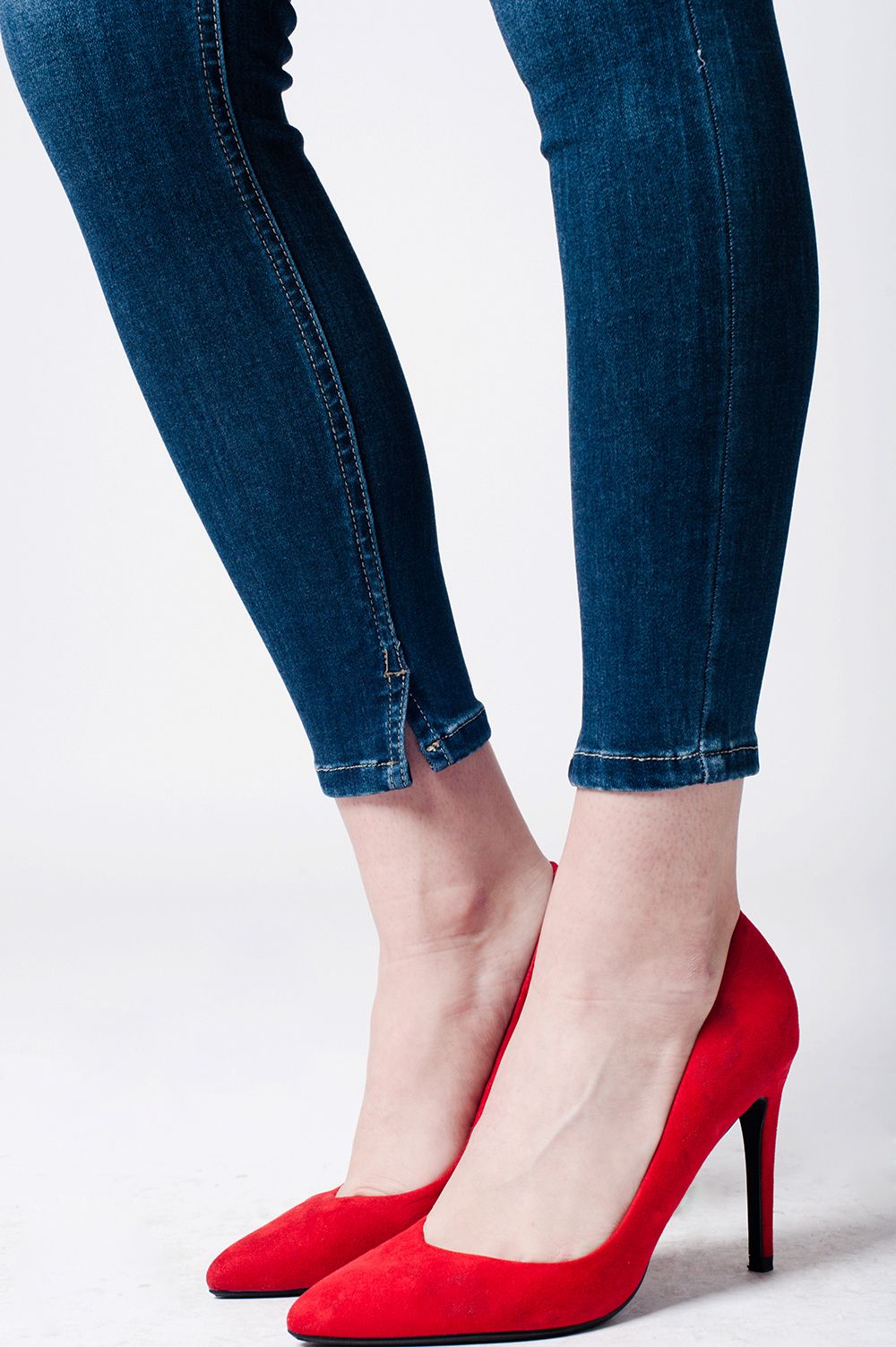 Skinny jeans cintura baixa em denim escuro