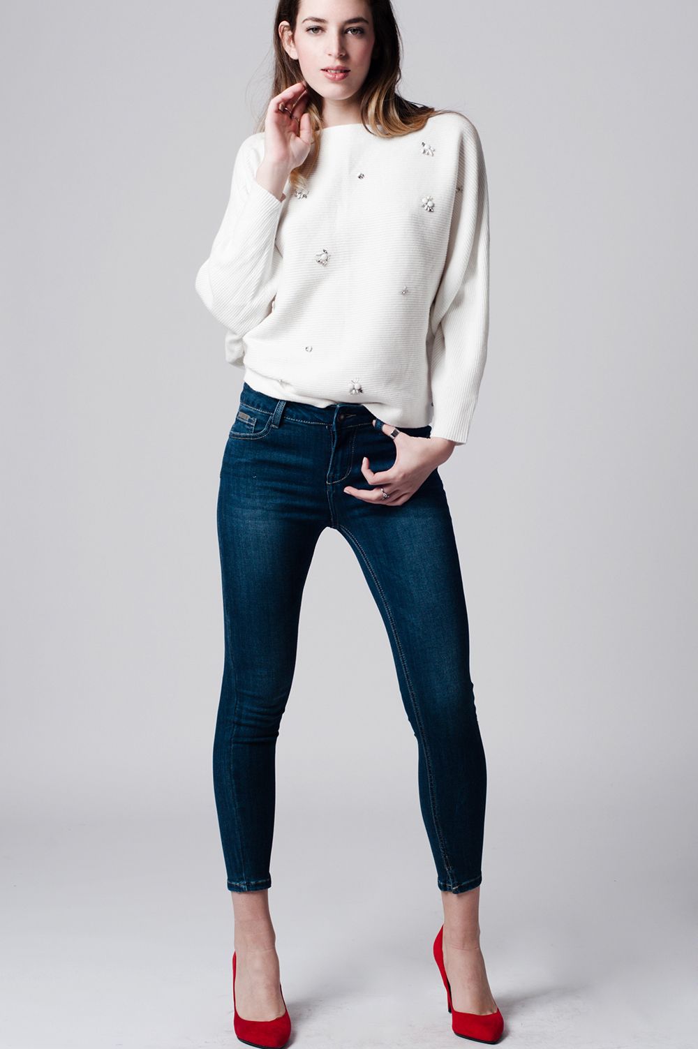 Skinny jeans cintura baixa em denim escuro