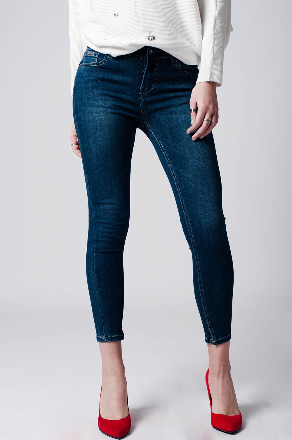 Skinny jeans cintura baixa em denim escuro