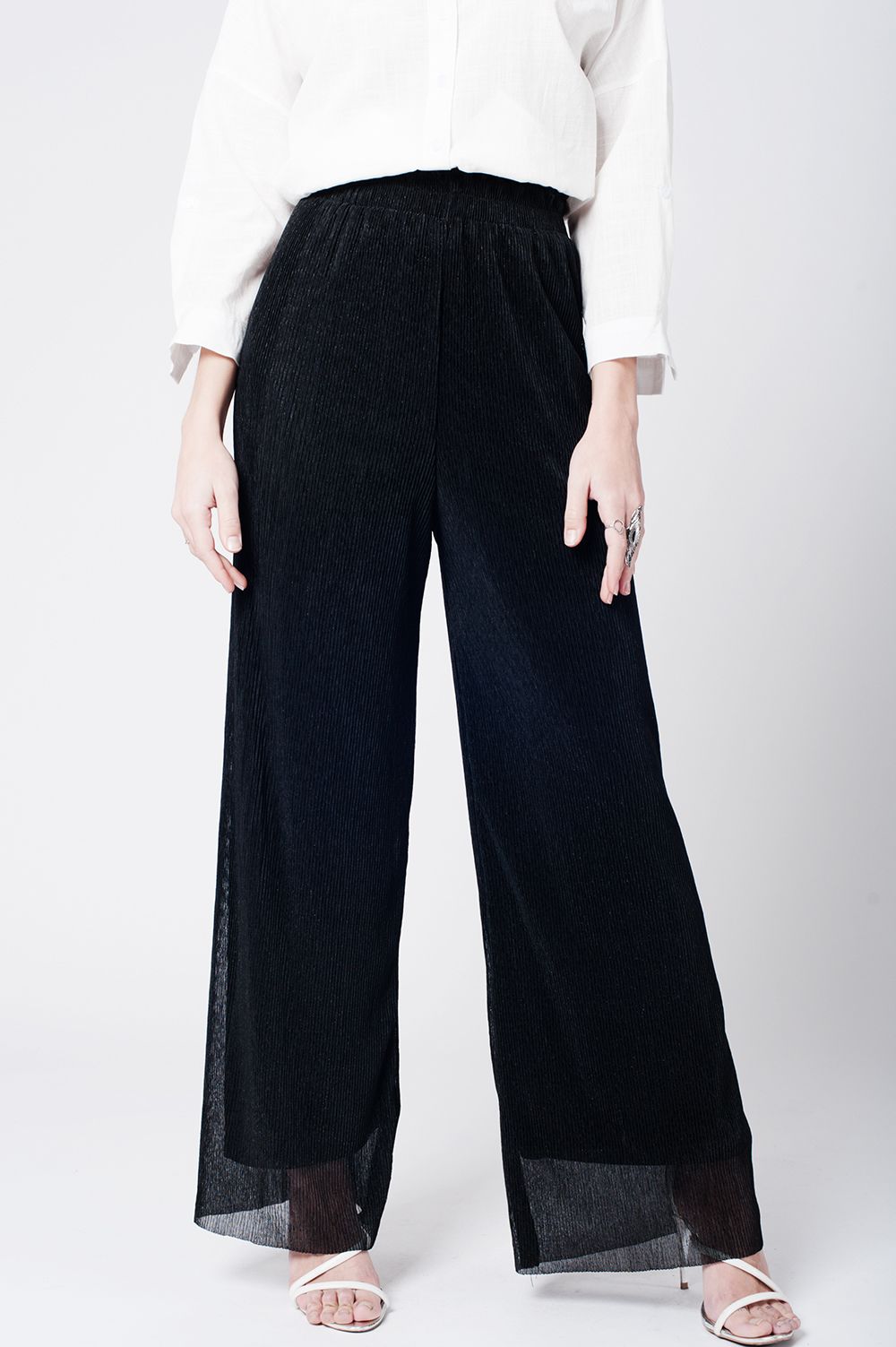Calça preta plissada de perna larga com elastico