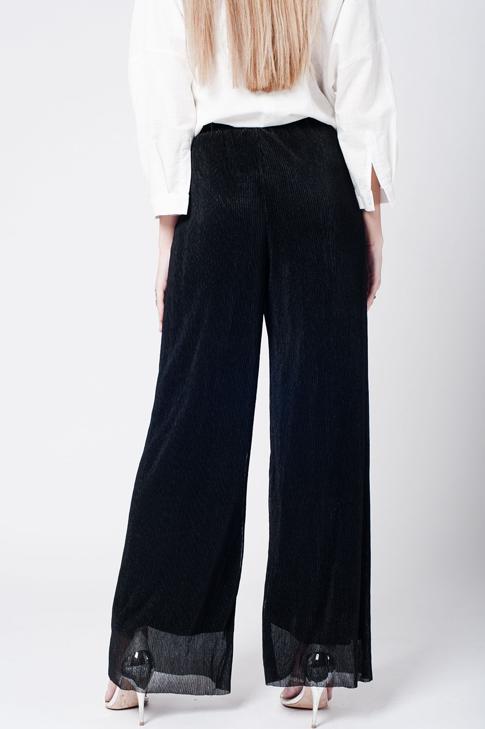 Calça preta plissada de perna larga com elastico