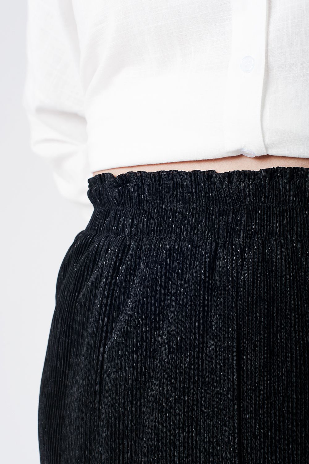 Calça preta plissada de perna larga com elastico