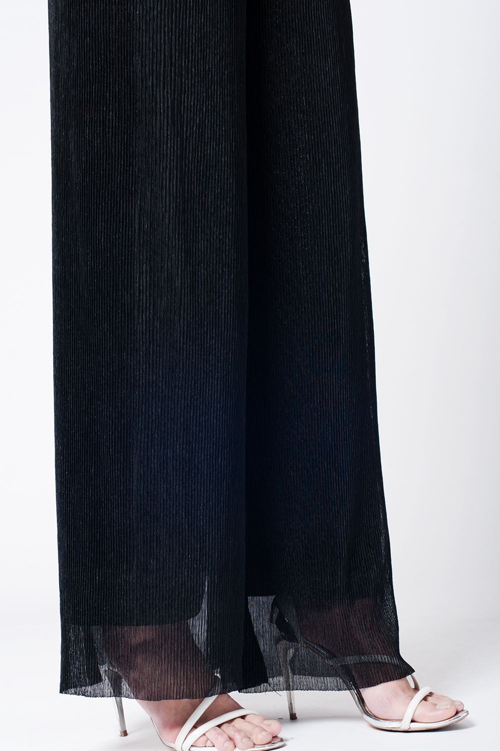 Calça preta plissada de perna larga com elastico