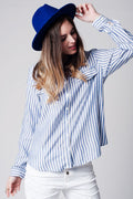 Camisa listrada azul com bolsos na frente