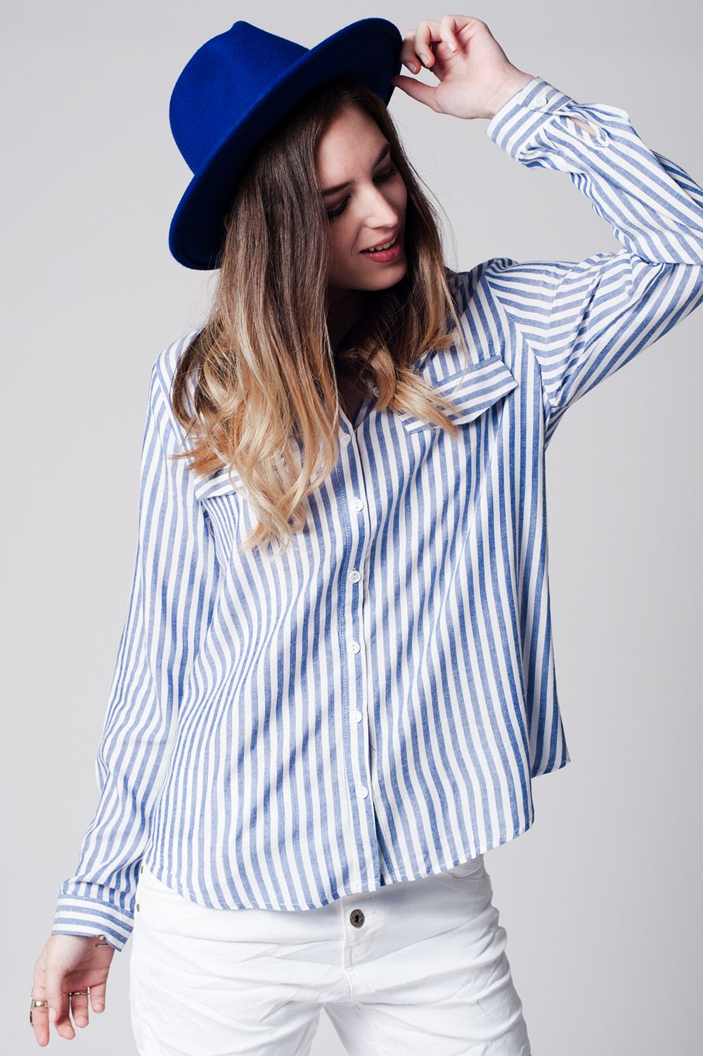 Camisa listrada azul com bolsos na frente