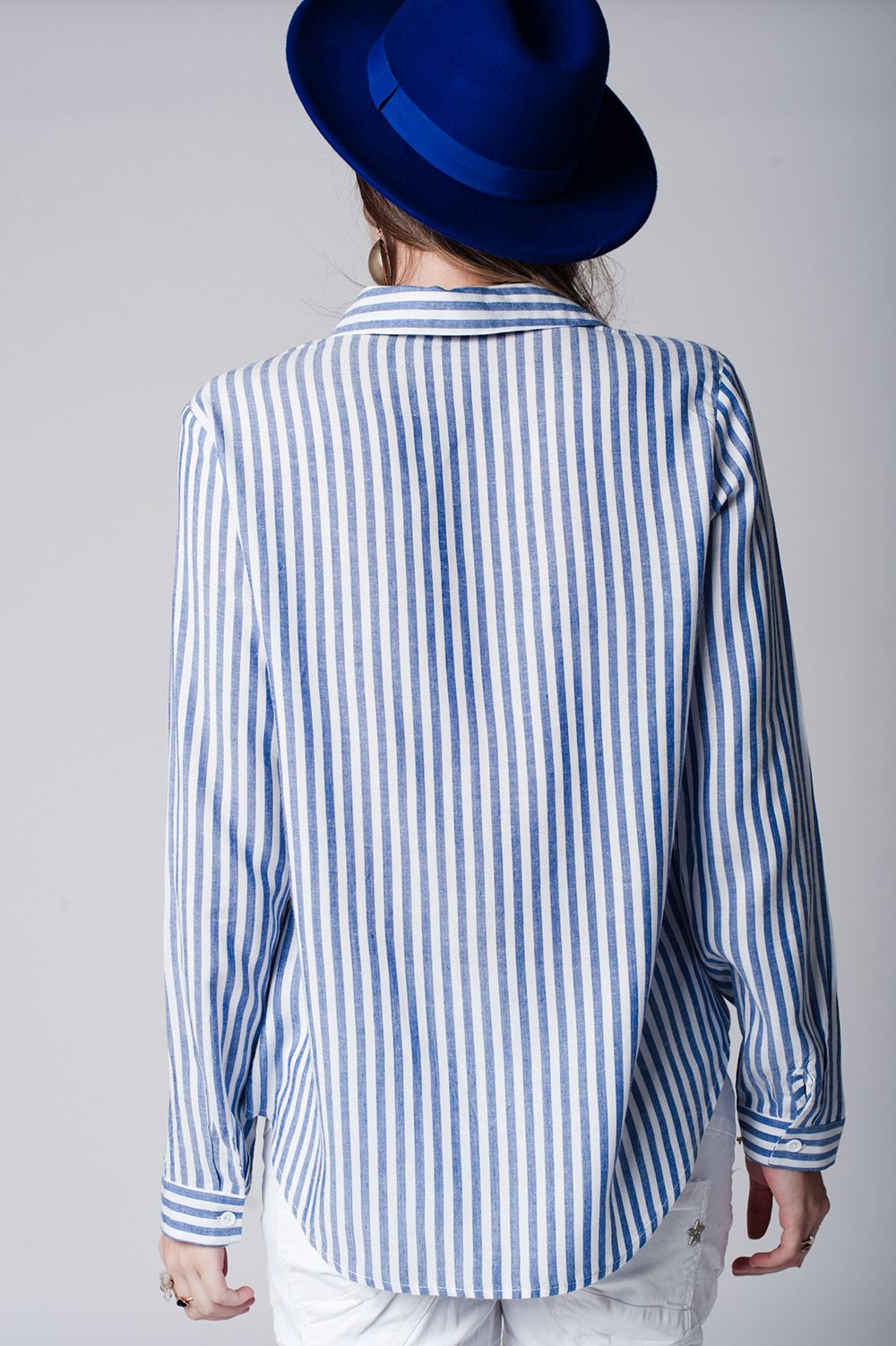 Camisa listrada azul com bolsos na frente