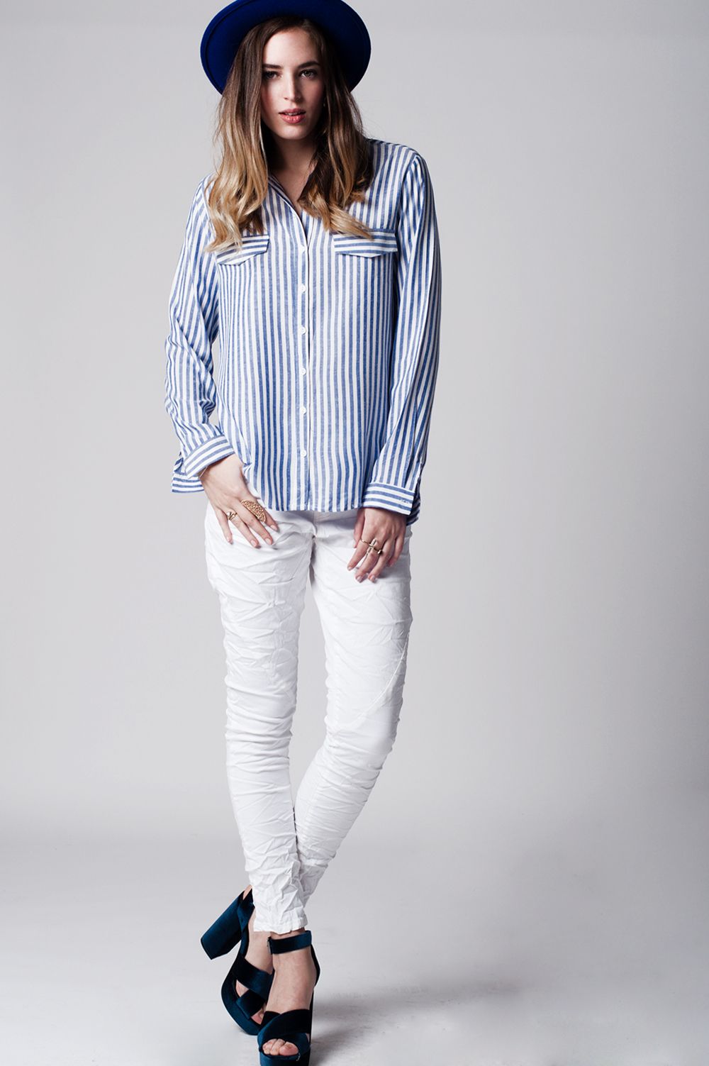 Camisa listrada azul com bolsos na frente