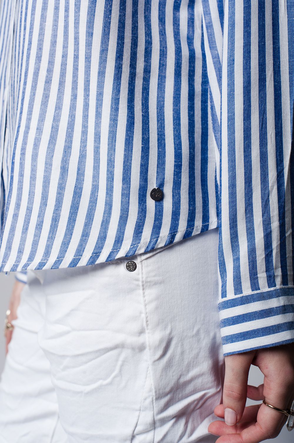 Camisa listrada azul com bolsos na frente