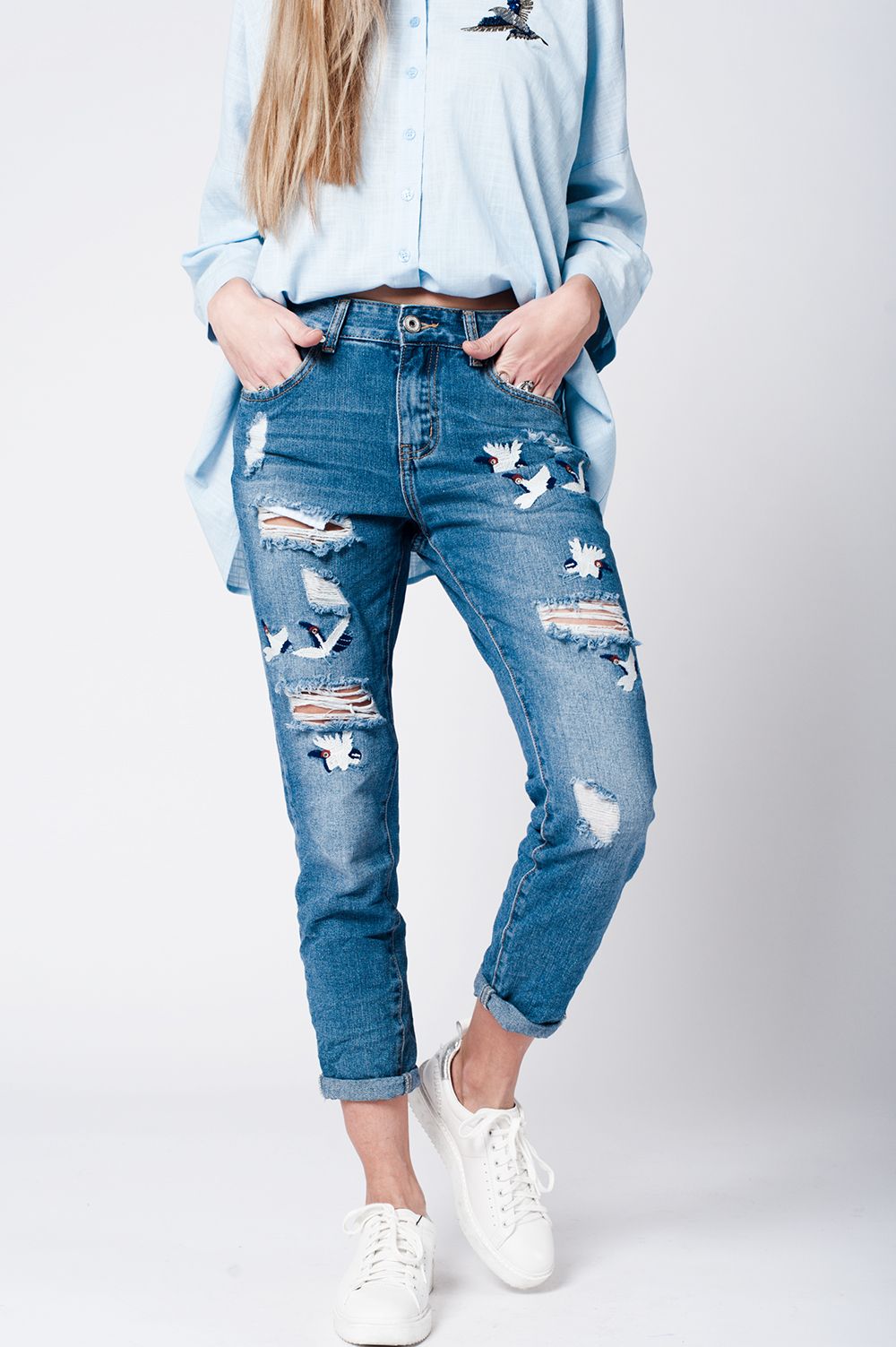 Jeans mom com bordado de pássaros