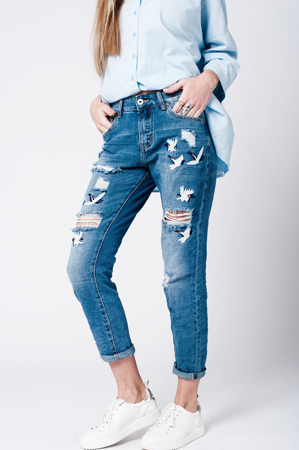 Jeans mom com bordado de pássaros
