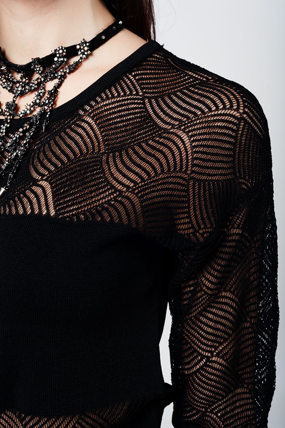 Top pontilhado preto com detalhes rendas