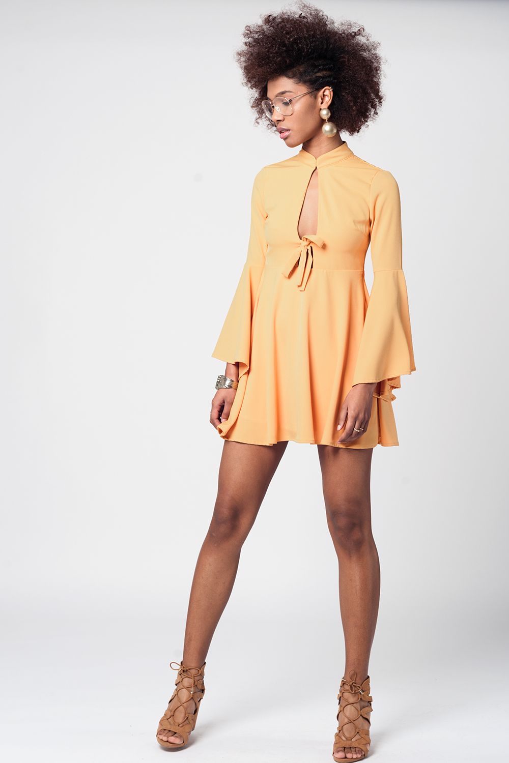 Vestido amarelo com mangas sino e decote profundo