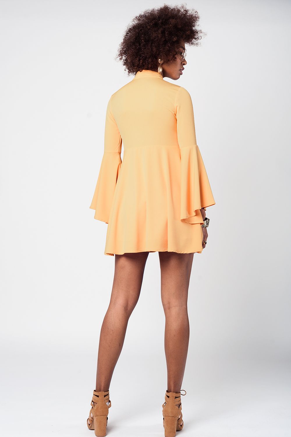 Vestido amarelo com mangas sino e decote profundo