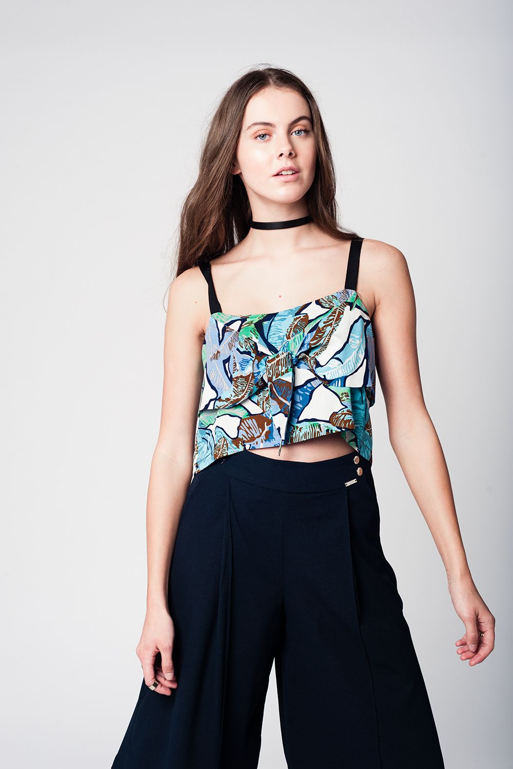 Blusa curta azul com folhas padronizadas