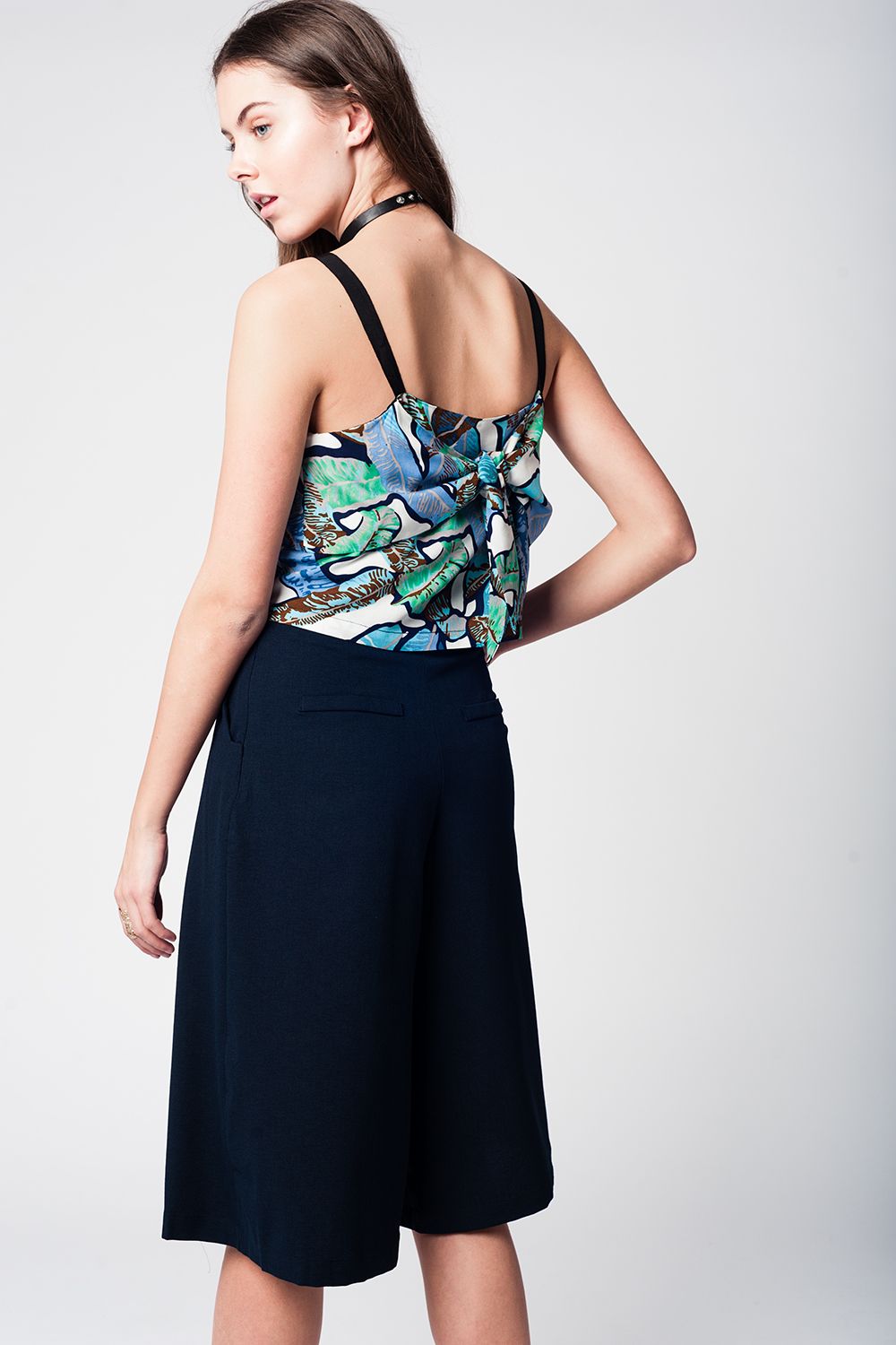 Blusa curta azul com folhas padronizadas