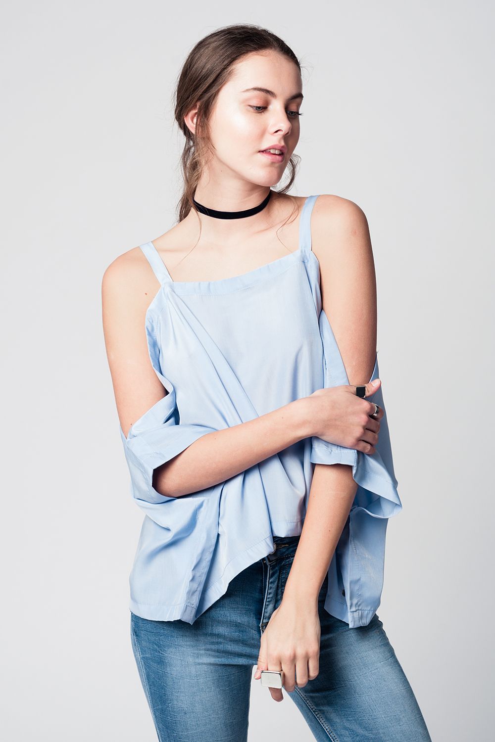 Top azul com ombros nus