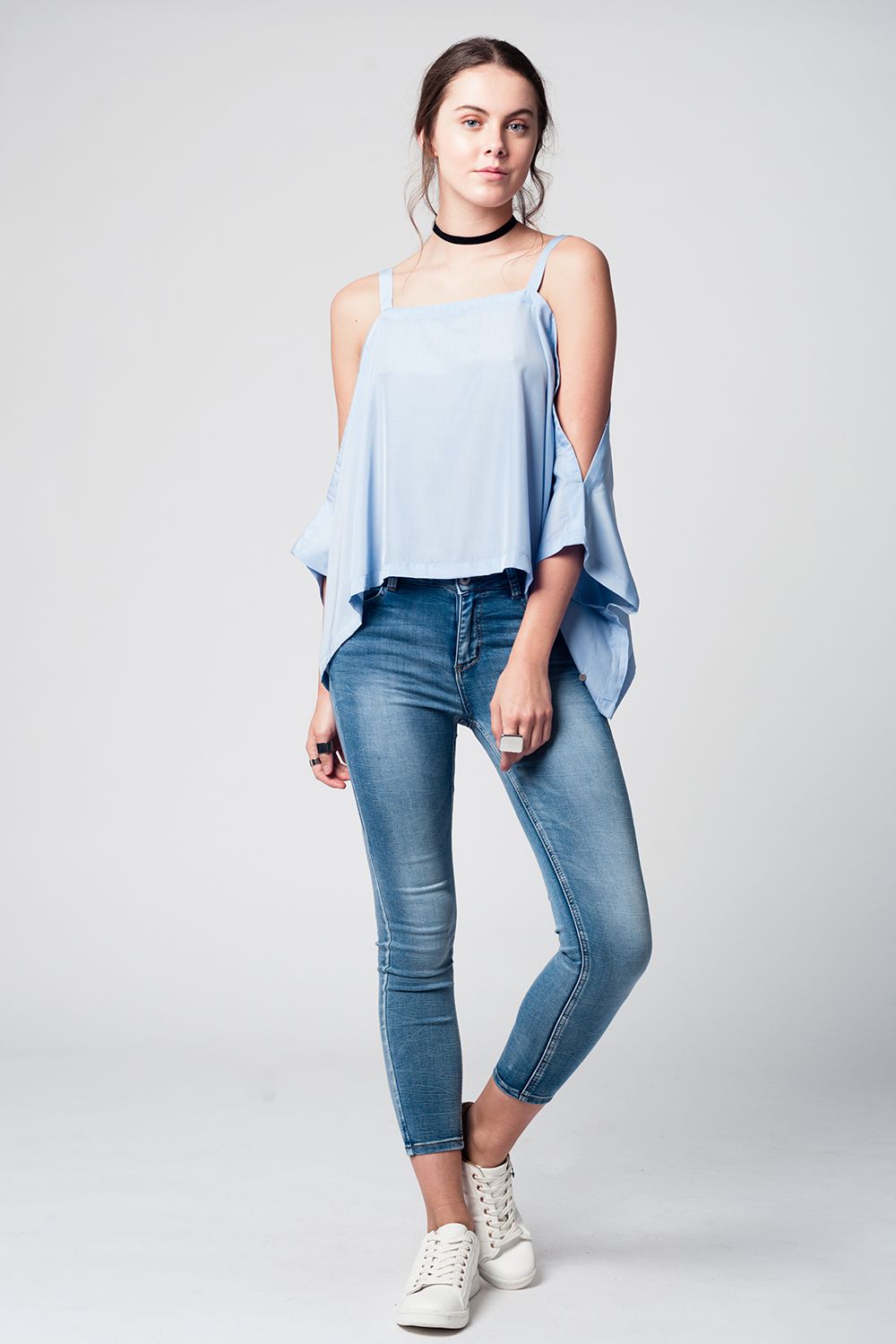 Top azul com ombros nus