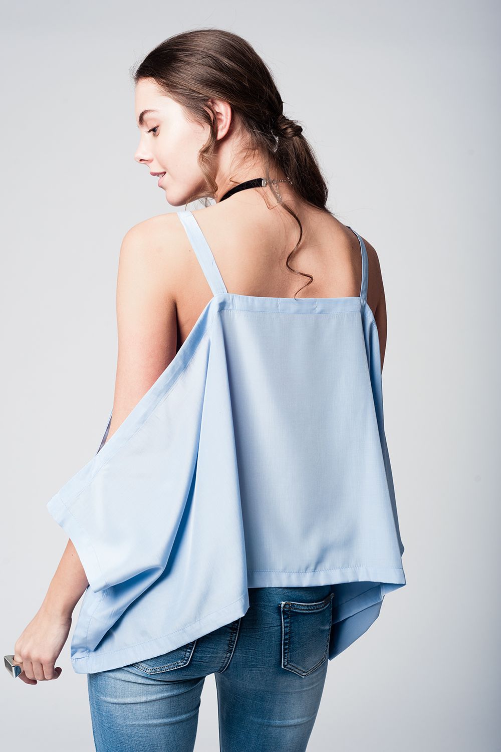 Top azul com ombros nus
