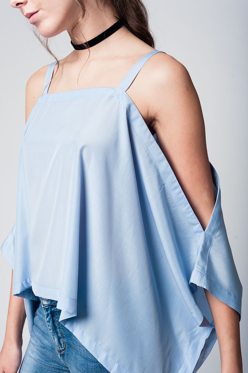 Top azul com ombros nus