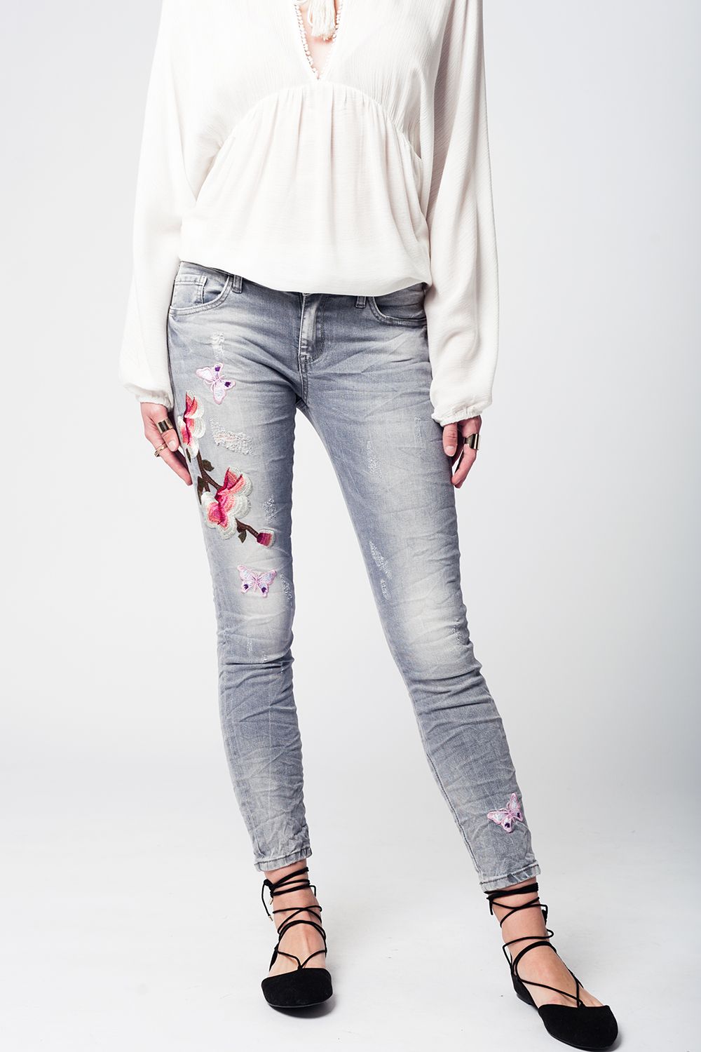 Calça slim  jeans bordada cinza