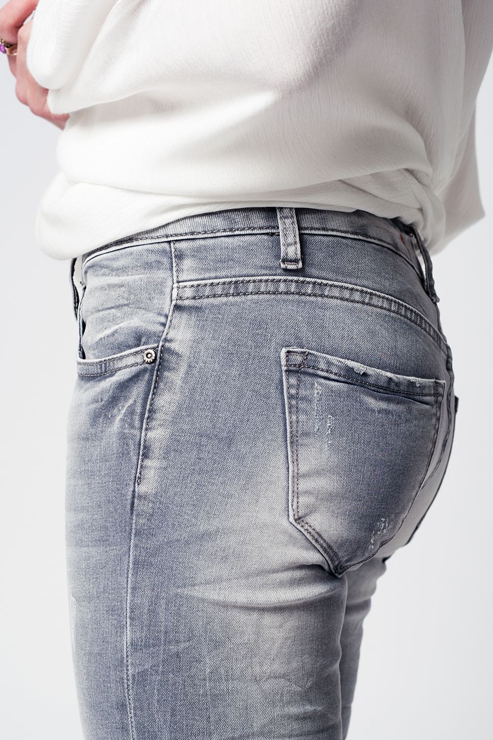 Calça slim  jeans bordada cinza