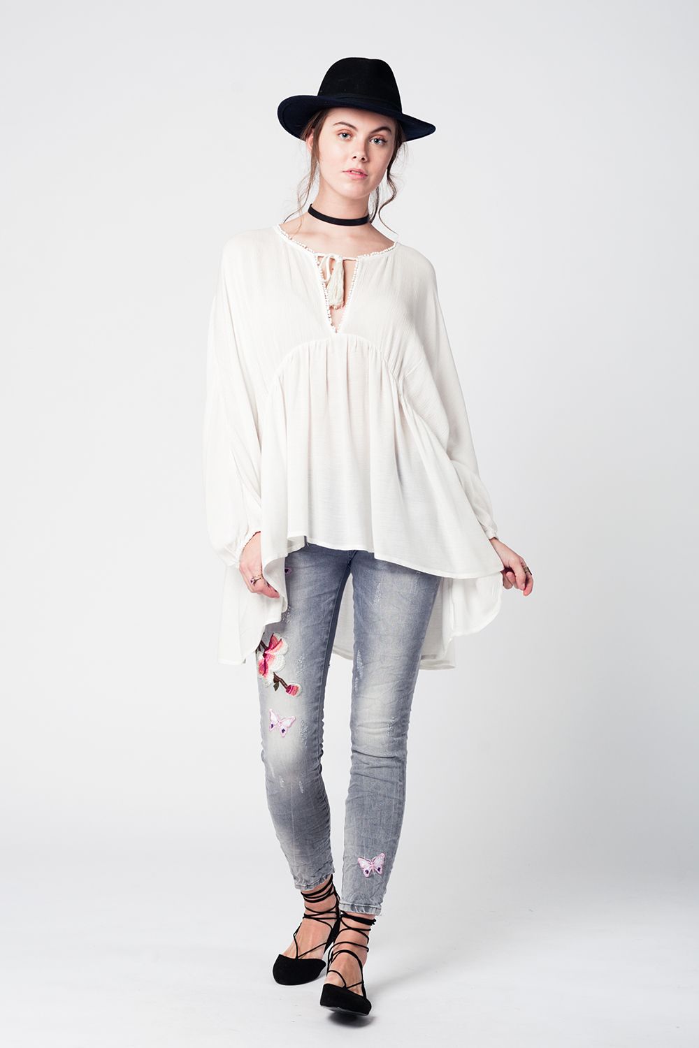 Calça slim  jeans bordada cinza