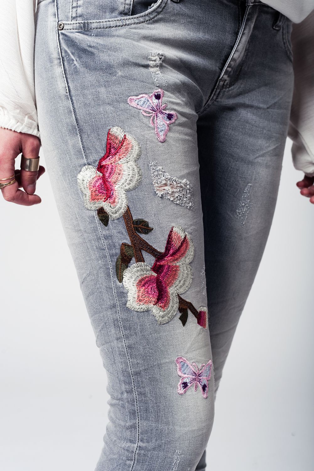 Calça slim  jeans bordada cinza
