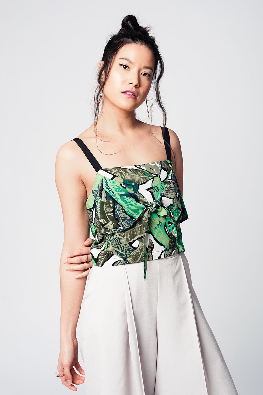 Blusa curta verde com folhas padronizadas