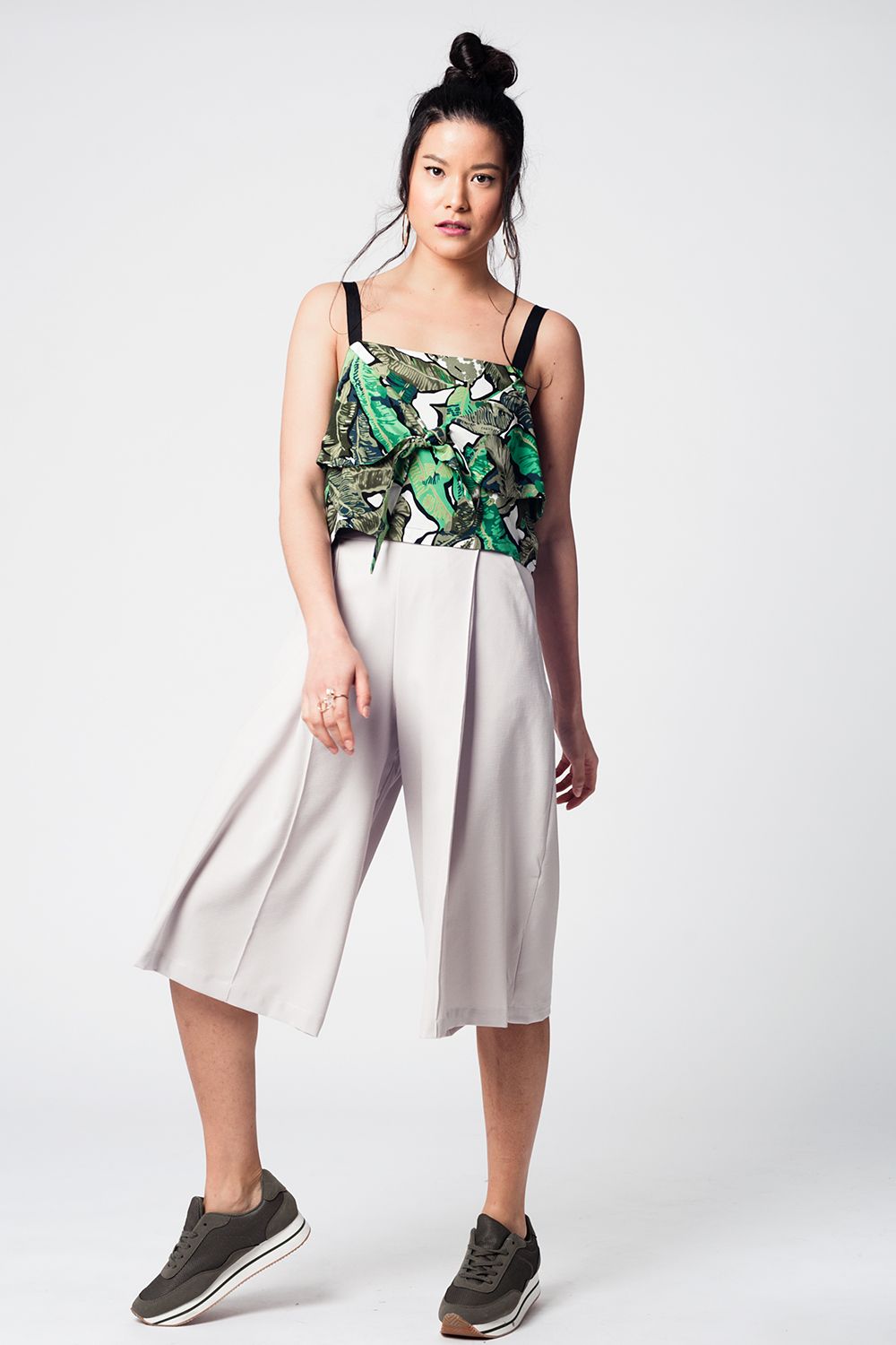 Blusa curta verde com folhas padronizadas