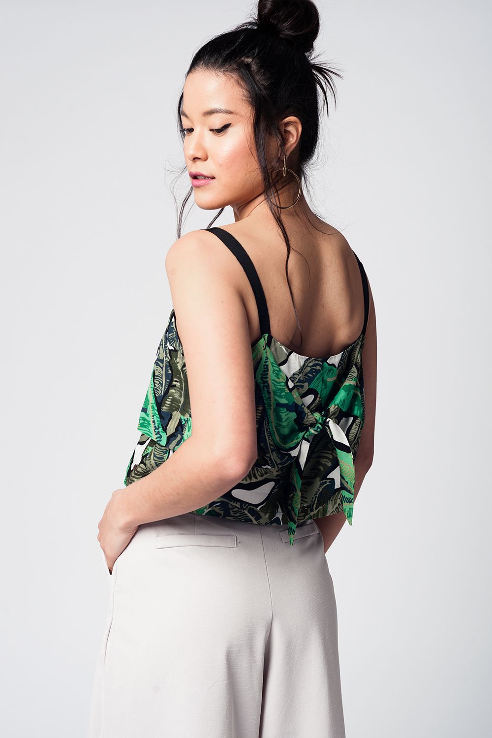 Blusa curta verde com folhas padronizadas