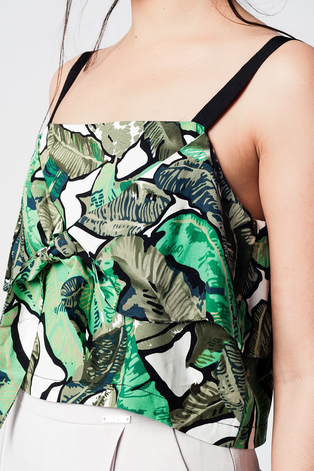 Blusa curta verde com folhas padronizadas