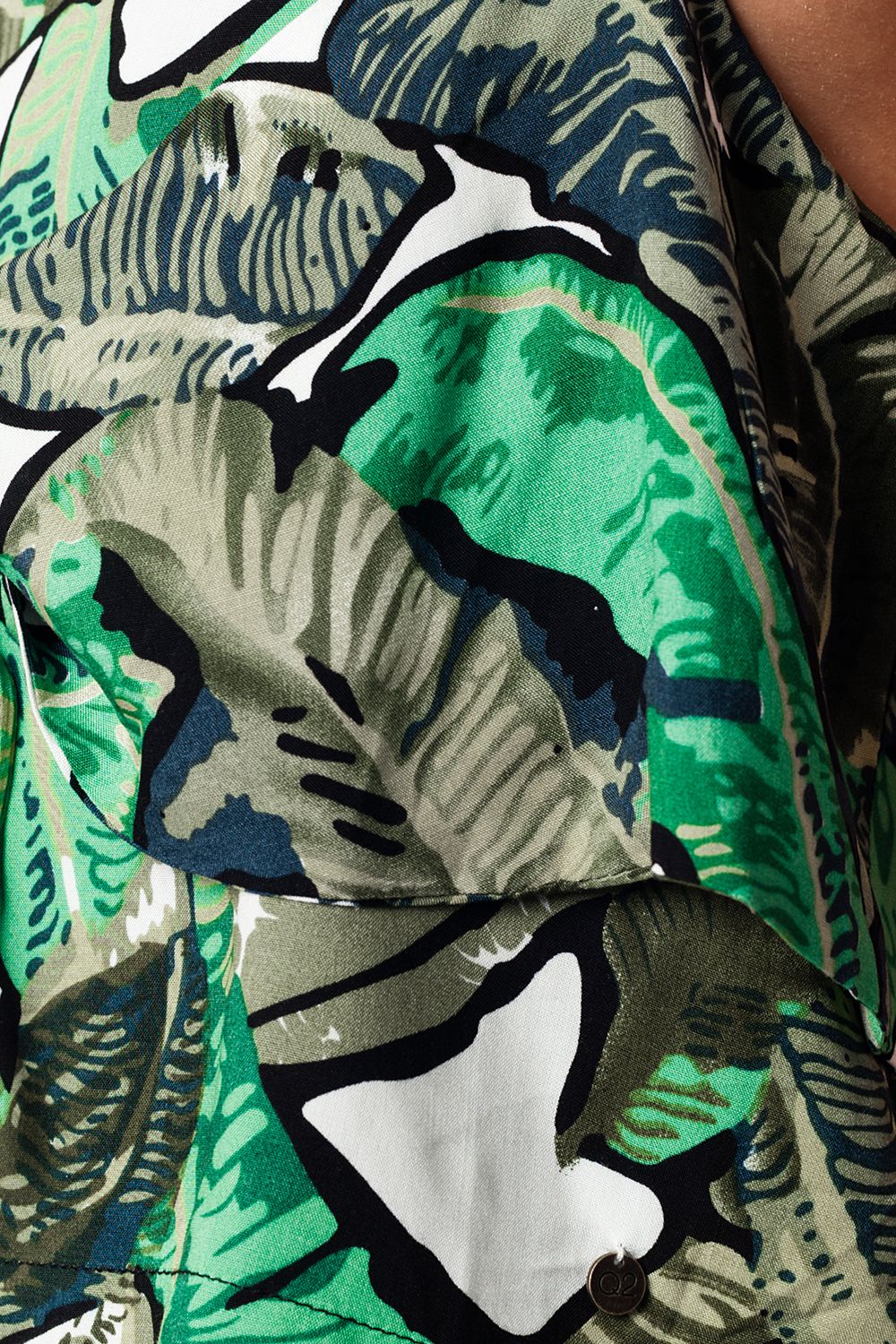 Blusa curta verde com folhas padronizadas