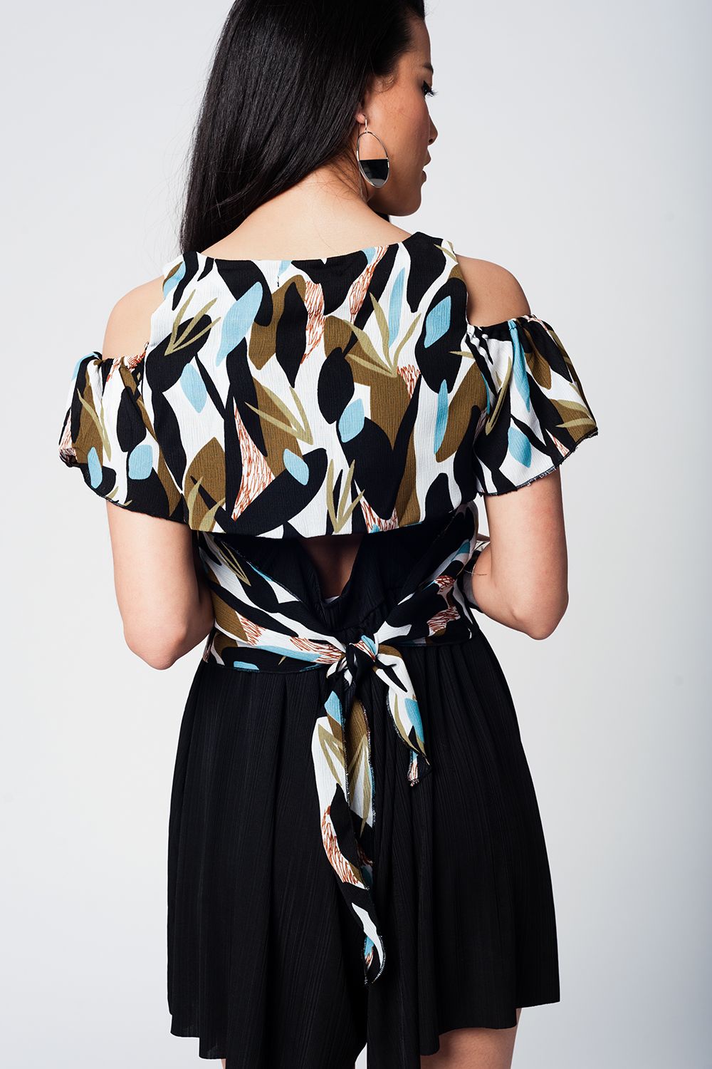 Blusa curta verde com folhas padronizadas