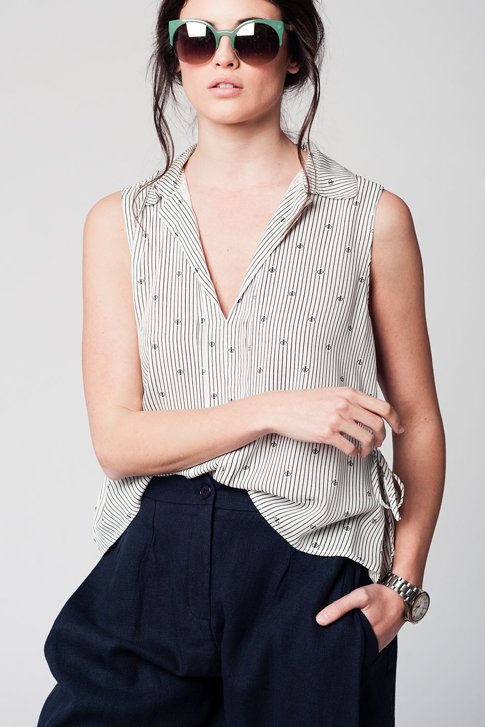 Blusa preta e design de marinheiro